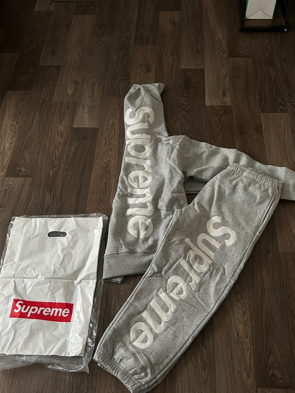 supreme set size m brand new